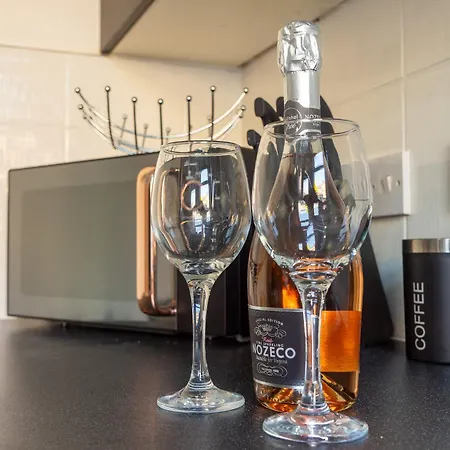 Sleeps 8! Stylish 2 Bedroom House In - Close To Bae Systems, Hospital & Lakes Semesterbostad *