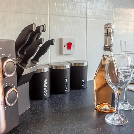 Semesterbostad Sleeps 8! Stylish 2 Bedroom House In - Close To Bae Systems, Hospital & Lakes *
