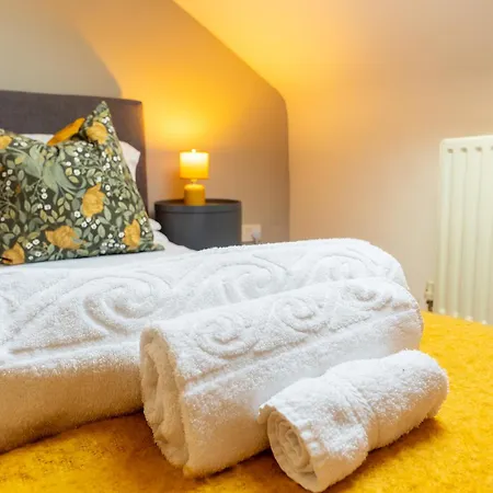 Sleeps 8! Stylish 2 Bedroom House In - Close To Bae Systems, Hospital & Lakes Barrow-in-Furness
