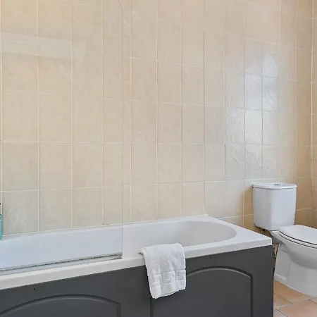 Sleeps 8! Stylish 2 Bedroom House In - Close To Bae Systems, Hospital & Lakes Barrow-in-Furness