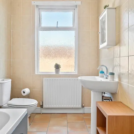 Sleeps 8! Stylish 2 Bedroom House In - Close To Bae Systems, Hospital & Lakes Tatil Evi Barrow-in-Furness