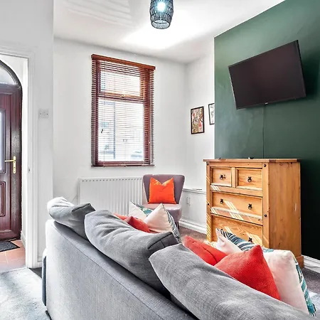 Sleeps 8! Stylish 2 Bedroom House In - Close To Bae Systems, Hospital & Lakes *