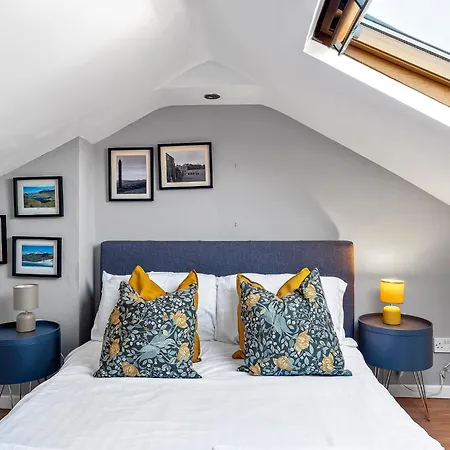 Sleeps 8! Stylish 2 Bedroom House In - Close To Bae Systems, Hospital & Lakes Holiday home
