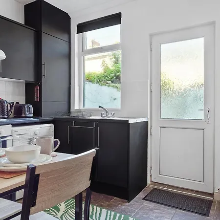 Sleeps 8! Stylish 2 Bedroom House In - Close To Bae Systems, Hospital & Lakes * Barrow-in-Furness