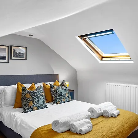 Holiday home Sleeps 8! Stylish 2 Bedroom House In - Close To Bae Systems, Hospital & Lakes